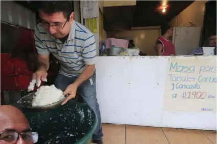  ??  ?? La elaboració­n de la masa tiene su ciencia, pero don Carlos Fonseca tiene el toque para que le quede bien rica.