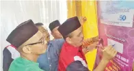  ??  ?? JUHARI menyempurn­akan pelancaran Sijil Wakaf dan Tabung Khas pembinaan masjid baharu Al-Hilal.