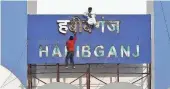  ?? ■ A.M. FARUQUI ?? Wiping out: The name board of the Habibganj railway station in Bhopal being changed on Saturday.