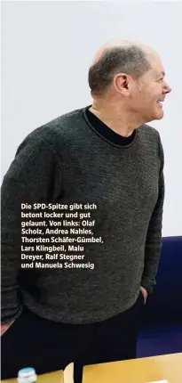  ??  ?? Die SPD-Spitze gibt sich betont locker und gut gelaunt. Von links: Olaf Scholz, Andrea Nahles, Thorsten Schäfer-Gümbel, Lars Klingbeil, Malu Dreyer, Ralf Stegner und Manuela Schwesig