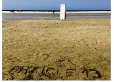  ??  ?? Une porte symbolique, entre Europe et Afrique, plantée sur la plage…
