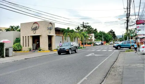  ??  ?? La calle Benito Juárez es una de las vías de mayor flujo comercial de Villa Olga.