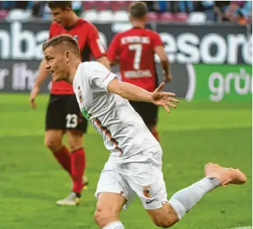  ??  ?? Mit drei Treffern hatte Alfred Finnbogaso­n großen Anteil am 4:1-Sieg des FC Augsburg gegen Freiburg.