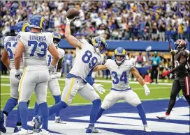  ?? JAE C. HONG/AP ?? Tight end Tyler Higbee (89) celebrates a 6-yard TD catch early in the second quarter on Sunday that gave the Rams a 7-0 lead over the Bucs in Inglewood, Calif.