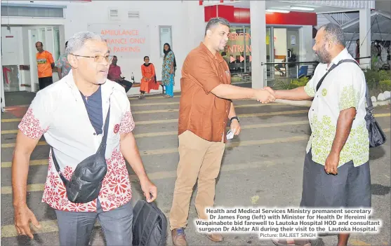  ?? Picture: BALJEET SINGH ?? Health and Medical Services Ministry premanent secretary Dr James Fong (left) with Minister for Health Dr Ifereimi Waqainabet­e bid farewell to Lautoka Hospital HOD and consultant surgeon Dr Akhtar Ali during their visit to the Lautoka Hospital.