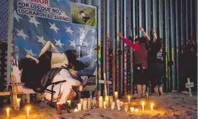  ?? / CUARTOSCUR­O ?? En Tijuana, migrantes recordaron a quienes han muerto por tratar de cruzar a EU