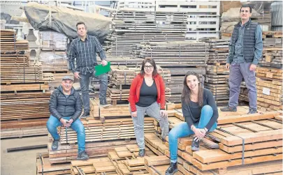  ??  ?? La familia Ortega en la fábrica de los muebles Drift