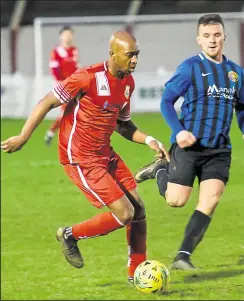  ?? Picture: Alan Langley FM25927207 ?? Whitstable’s John Ufuah watched by Sevenoaks’ Ben Gorham at the Belmont on Saturday