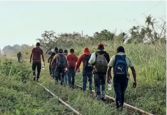  ??  ?? Las guatemalte­cas están varadas en SLR/CUARTOSCUR­O