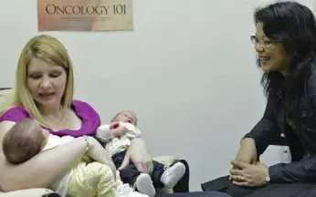  ?? TARA WALTON/TORONTO STAR ?? Rebecca Dawn Askew holds her 3-week-old twins Avery and Evan at the Etobicoke Breastfeed­ing clinic as RN So-Yan Seto looks on. Toronto Public Health has opened 15 clinics around the city to assist new mothers.