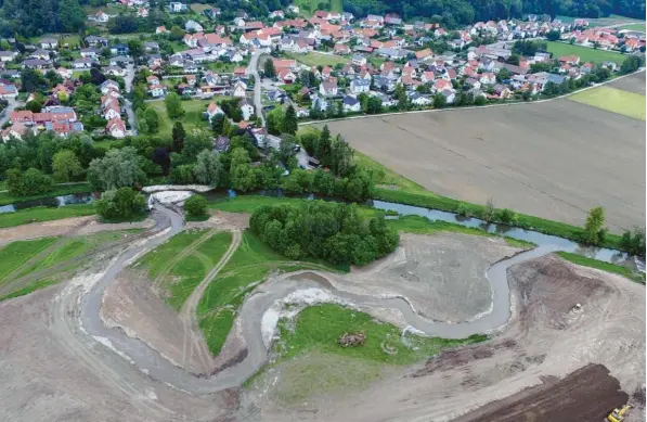  ?? Foto: Wasserwirt­schaftsamt Donauwörth ?? In die südliche, etwas kürzere Flussschle­ife wurde die Schmutter bereits Anfang Mai umgeleitet. Seit Mitte dieser Woche nimmt das Wasser seinen Weg nun auch durch die längere nördliche Schleife. Im Hintergrun­d ist Kühlenthal zu sehen.