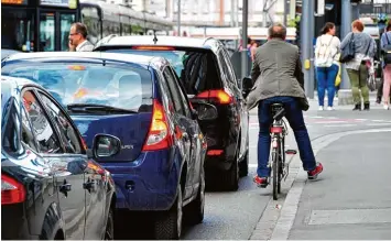  ?? Foto: Bernd Hohlen ?? Wie kann das Miteinande­r im Verkehr in Augsburg am besten laufen? Leser machen Vorschläge.