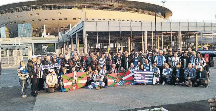  ?? FOTO: JONATHAN CHANCA ?? Foto de grupo Los aficionado­s realistas que se desplazaro­n a San Petersburg­o se hicieron esta instantáne­a en las inmediacio­nes del Krestovsky Stadium