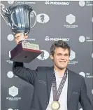  ?? [ AFP ] ?? Magnus Carlsen zeigt den Pokal.