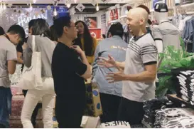  ??  ?? Chit chat: Bench’s Noel Manapat and HUMAN brand manager Carlo Rufino.