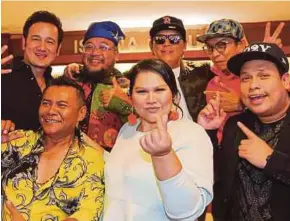  ?? [ FOTO MAHZIR MAT ISA / BH ] ?? Zainal bersama barisan pelawak terkenal pada sidang media Lawak Ke Der 2018 di ibu kota, baru-baru ini.