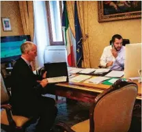  ??  ?? Riunioni operative Qui sopra, Matteo Salvini in un incontro con il capo della Polizia, Franco Gabrielli. Il nuovo ministro degli Interni riassume così la lotta che vuol condurre contro la mafia: «Bisogna colpirla nel portafogli, portarle via tutto».