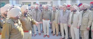  ?? SAMEER SEHGAL/HT ?? Police officials addressing the cops before they moved to their polling booths in Amritsar on Saturday.