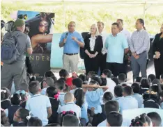  ?? DENNIS A. JONES ?? La gobernador­a y el secretario del DE visitaron escuela en Guaynabo.