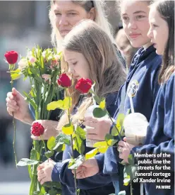  ?? PAWIRE ?? Members of the public line the streets for the funeral cortege of Xander Irvine