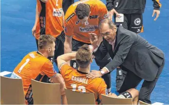  ?? FOTO: IMAGO ?? Leidenscha­ftlicher Volleyball- Erklärer: Stelian Moculescu an der Seitenlini­e im Gespräch mit Berlins Star- Diagonalan­greifer Paul Carroll.