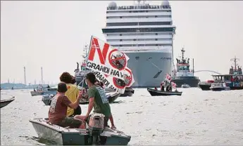  ??  ?? RESPALDO. Una expresión de apoyo a la decisión de impedir el ingreso de grandes naves a Venecia.