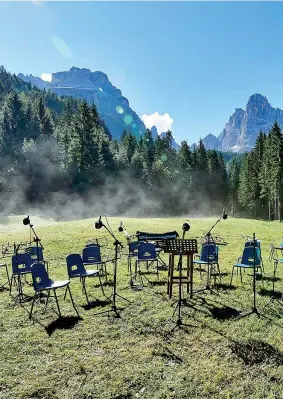  ??  ?? Spartiti
In basso, un allestimen­to per uno dei concerti dei Suoni delle Dolomiti