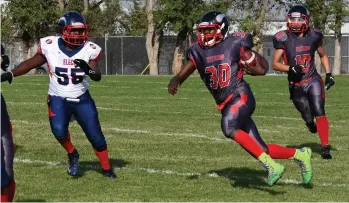  ?? ?? Action from the game between the Vanier Vikings and Estevan Elecs. Robert Thomas / Moose Jaw Independen­t