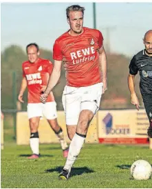  ?? FOTO: ARNULF STOFFEL ?? Marius Sent (vorne) und seine Teamkolleg­en bei der Fortuna haben nur einen Punkt Vorsprung vor dem ersten der fünf Abstiegspl­ätze.