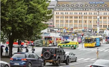  ?? Foto: Roni Lehti, STT Lehtikuva, dpa ?? Rettungskr­äfte gestern auf dem Marktplatz in der finnischen Stadt Turku. Hier kam es zu dem Angriff mit zwei Toten und meh reren Verletzten.