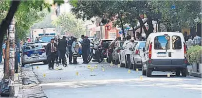  ?? (LA VOZ) ?? Escena del crimen. La calle, frente al edificio, quedó “sembrada” de proyectile­s de arma de fuego.