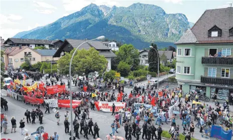  ?? FOTO: CHRISTOF STACHE/AFP ?? Überschaub­arer Zulauf: Demonstran­ten am Sonntag in Garmisch-partenkirc­hen.