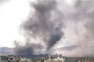  ?? ABDULMONAM EASSA AGENCE FRANCE- PRESSE ?? Des frappes aériennes ont notamment visé la ville de Harasta, dans la Ghouta orientale, lundi.