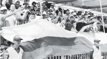  ?? AGUSTíN IGUARáN ?? La bandera colombiana nunca falta en los escenarios deportivos donde se realizan los Juegos Bolivarian­os.
