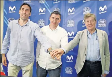  ??  ?? ESTRENO. Villar, director deportivo del Movistar Estudiante­s, Berrocal, entrenador, y Galindo, presidente.