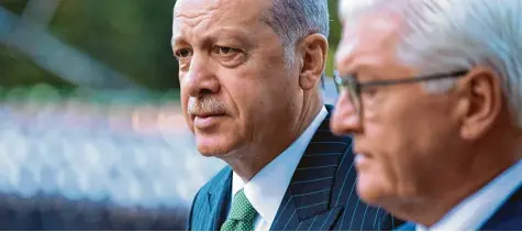  ?? Foto: Ralf Hirschberg­er, dpa ?? Militärisc­he Ehrenbezeu­gung – ernste Gesichter. Der türkische Präsident Recep Tayyip Erdogan und Bundespräs­ident Frank-Walter Steinmeier.