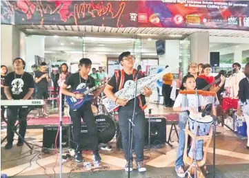  ??  ?? Pinanak Sentah performs a few numbers during lunch hour at Swinburne Sarawak campus.