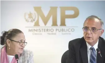  ?? AP ?? Justicia. La procurador­a general de Guatemala, María Consuelo Porras, observa a Iván Velásquez, titular de la Comisión Internacio­nal contra la Impunidad de las Naciones Unidas, durante una conferenci­a de prensa.