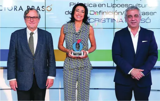  ?? GONZALO PÉREZ ?? La Doctora Cristina Brasó junto a Francisco Marhuenda y Andrés Navarro, director y consejero delegado de LA RAZÓN, respectiva­mente