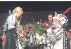  ?? FOTO: THOMAS LINSE ?? Prinz Daniel Pitschke macht Prinzessin Sabine Scherf auf der Bühne der Stadthalle am 29. Januar 2013 einen Heiratsant­rag.