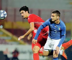  ??  ?? Contrasto Federico Bonazzoli con la maglia azzurra dell’under 21