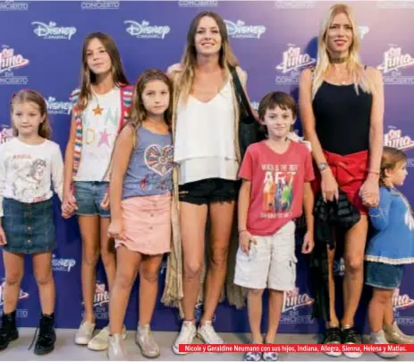  ??  ?? Nicole y Geraldine Neumann con sus hijos, Indiana, Allegra, Sienna, Helena y Matías. Las celebritie­s asistieron con sus hijos para no perder detalle del gran show de la ídola mexicana. El elenco de la exitosa serie de Disney Channel también dijo...