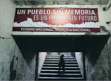  ?? ELVIS GONZALEZ / EFE ?? Visita al memorial del golpe de Estado de 1973 en el estadio Nacional de Santiago