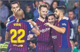  ?? GETTY IMAGES ?? Lionel Messi (second from left) celebrates his hat-trick against Real Betis with his teammates at the Estadio Benito Villamarin in Seville on Sunday.