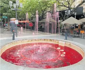  ??  ?? La fuente. El lugar donde ocurrió el abuso, en pleno centro de Mendoza.