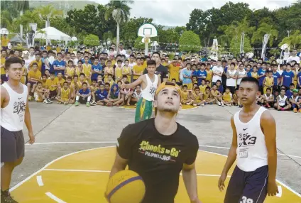  ?? SUNSTAR FOTO / ARNI ACLAO ?? LUCKY THREE. Selected players from SMS Boystown get to play with Kobe Paras and Thirdy Ravena (partly hidden) in an exhibition match.