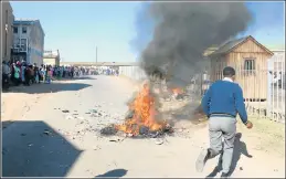  ?? Picture: JUDY DE VEGA ?? VENTING ANGER: Pupils stage a protest outside the Lunga Kobese clinic in Kwazakhele