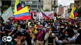  ??  ?? Manifestan­tes contra la reforma tributaria del Gobierno de Iván Duque en Bogotá. Aquí el 1° de mayo de 2021.