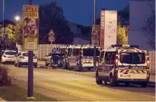  ??  ?? La policía montó guardia ayer en la zona del instituto Sain-Exupéry, en Blanac, cerca de Toulouse, luego de que un sujeto atropellar­a a estudiante­s.