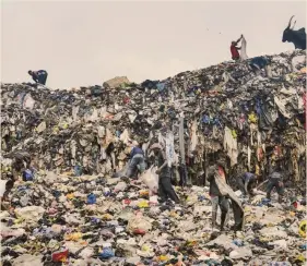  ?? AFP ?? le discariche in africa. Gli effetti del fast fashion in Ghana: montagne di milioni di vestiti buttati